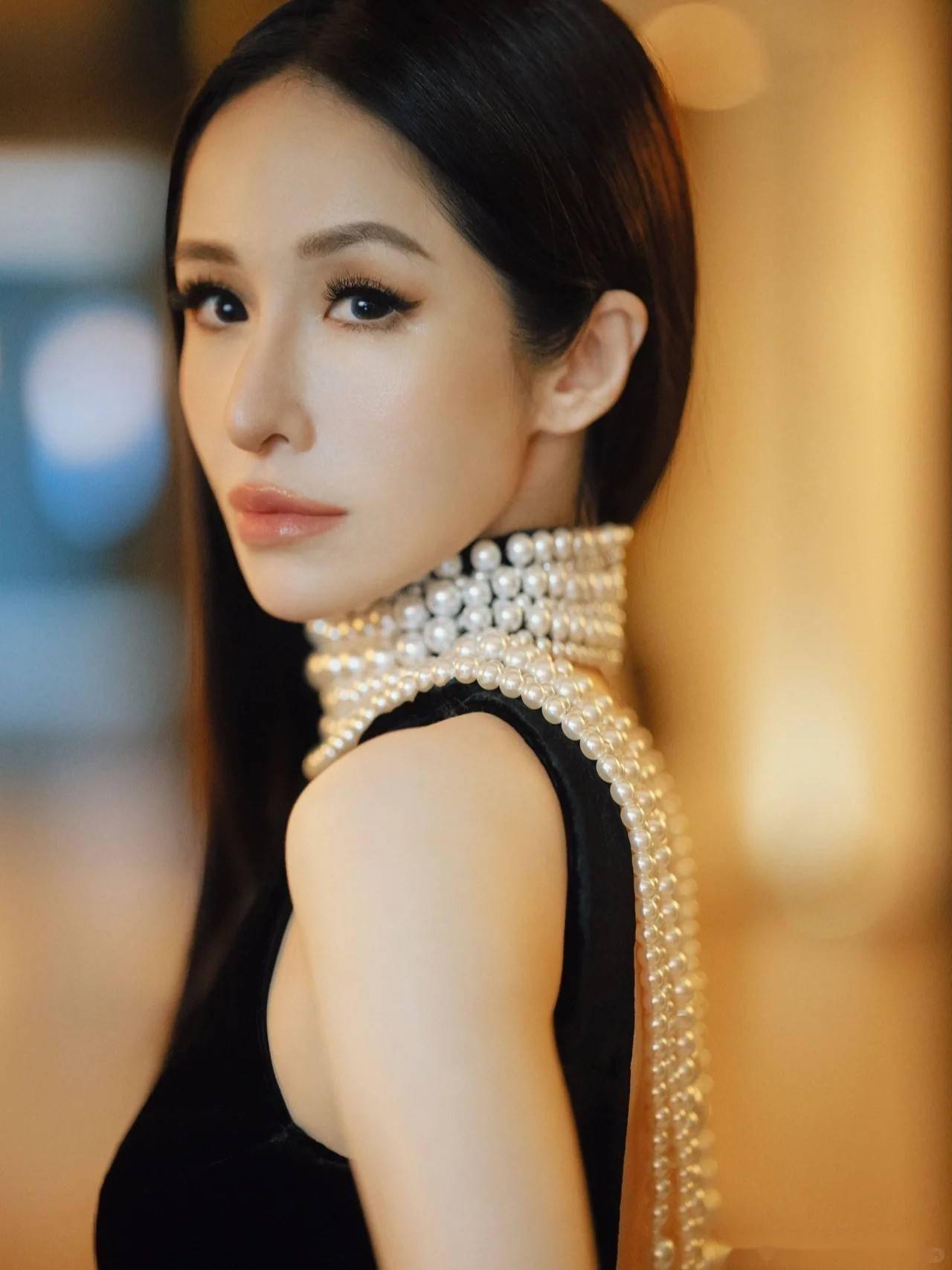 绝代风华!39岁萧亚轩写真曝光,这谁顶得住她的美貌,才华与魅力?