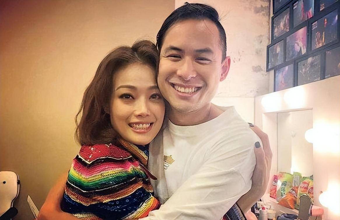 44岁容祖儿脱单!女友身份令人大跌眼镜,粉丝难以接受大量脱粉