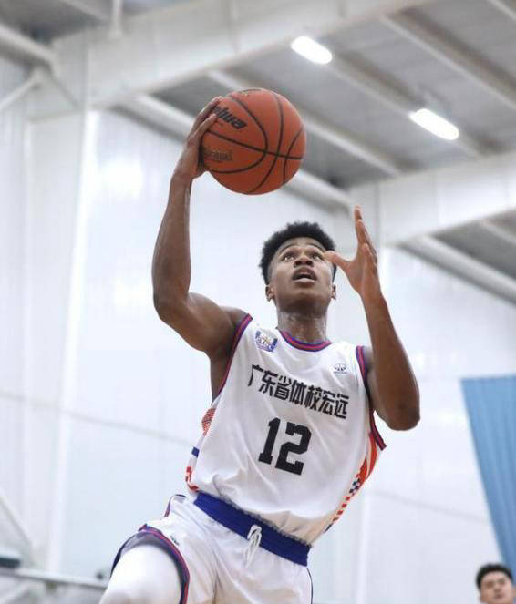 冯傲与彰华非:国青队防守新锐!双混血球员创造历史