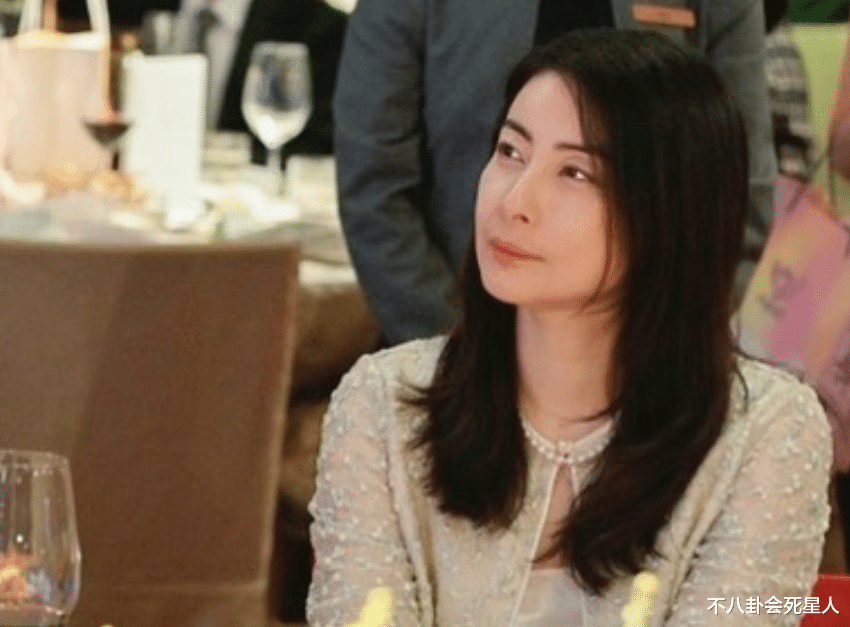 同样是豪门名媛,42岁郭晶晶和33岁何超盈同框,差别一目了然