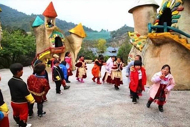 四川省"矮人村",三四岁停止发育人均80cm,原因令人心疼不已!