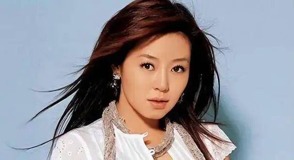 盘点04届超女5强现状,冠军安又琪无人问津,季军张含韵逆风翻盘