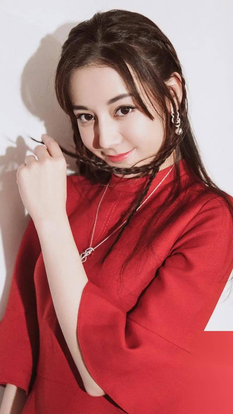 31岁迪丽热巴写真展现女神气质,完美身材与美丽脸庞引发热议!