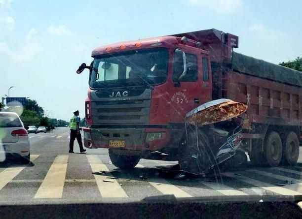 太惨烈!聊城女子下半身遭货车碾压拖行,淡定打电话拍照交代后事