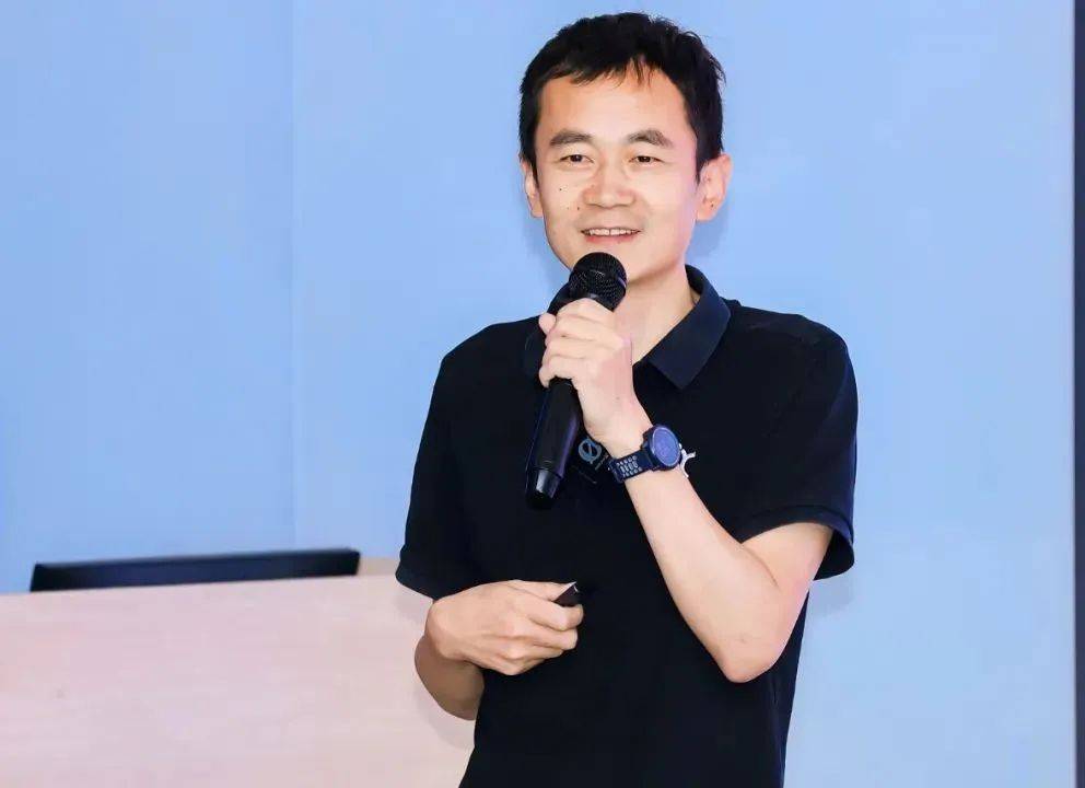 智能机器人长曜创新的创始人胡岳,分享了他对青年创业的深刻见解和