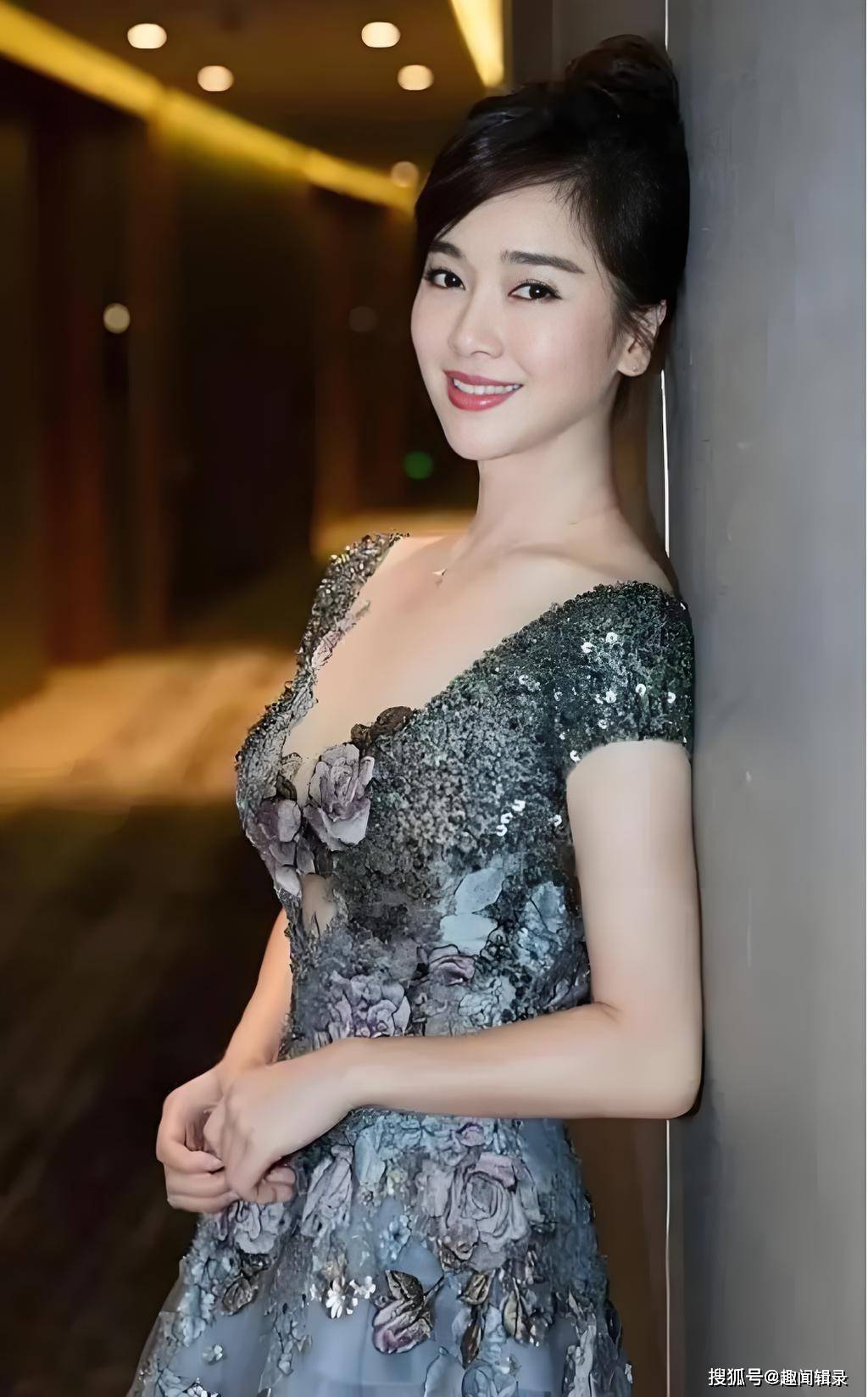 左小青:女神魅力无法挡,娱乐圈的温柔风暴