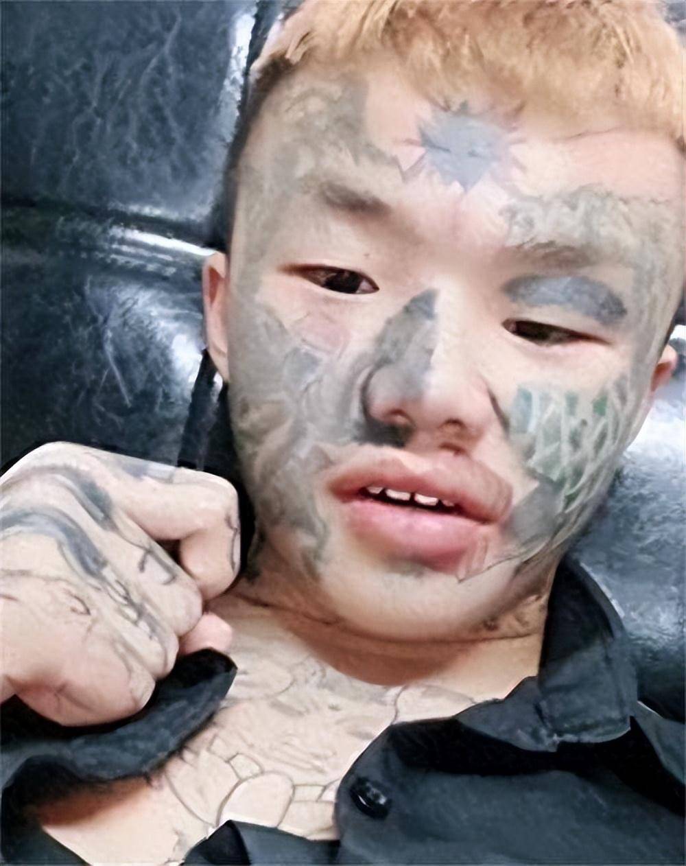 2020年,满脸纹身的14岁少年,被父亲逐出家门,如今怎样了?