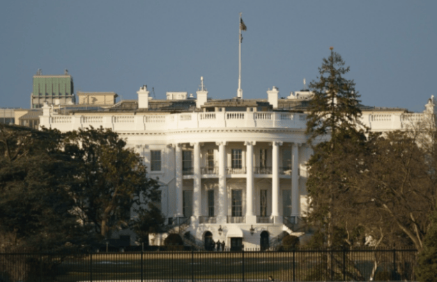 在正式退选之前,美国参议院民主党领袖舒默和众议院民主党领袖