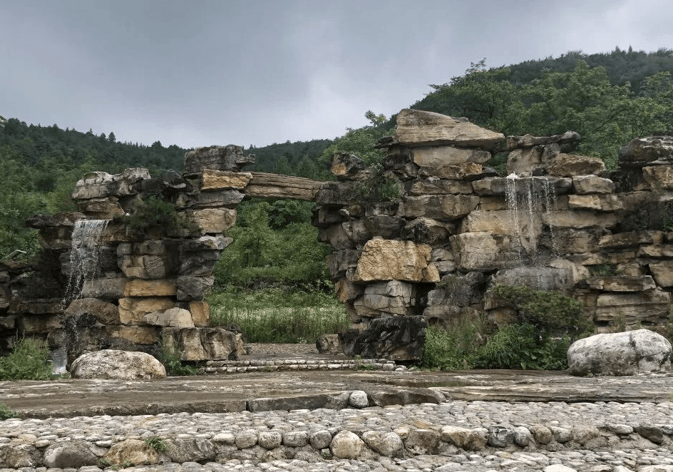 国家级旅游度假区——南天湖石头城景区内,平均海拔在1300