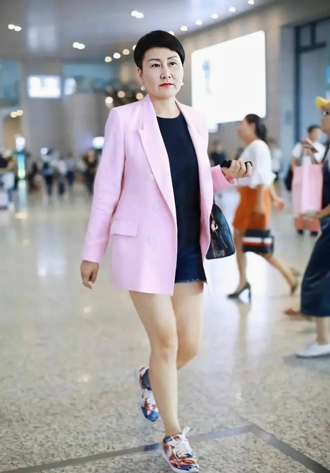 张凯丽年轻时真漂亮,貌美肤白打扮时尚,老了整双眼皮韵味少了一味扮嫩