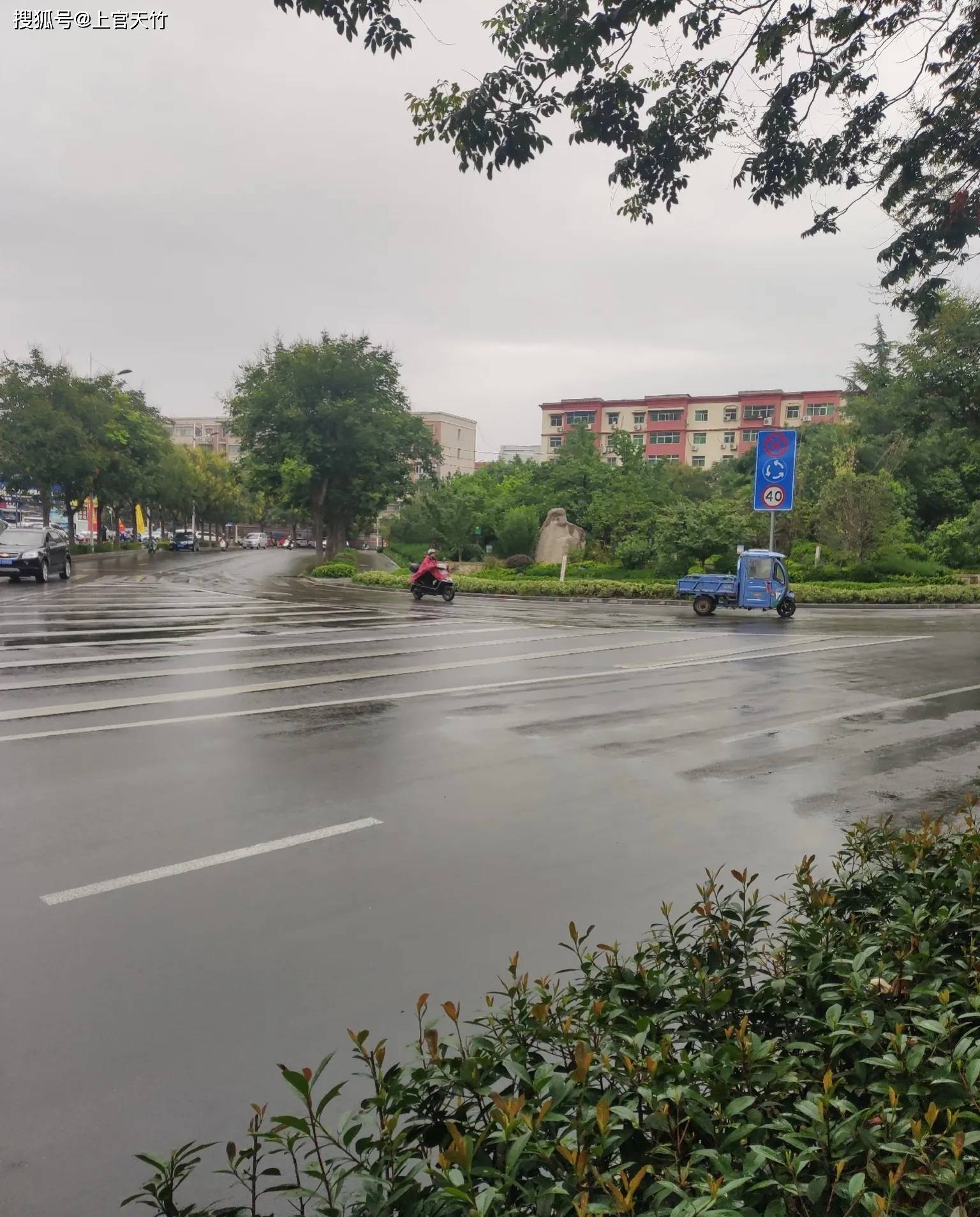 这个三角形环岛跟前,西向东行,要不是女同学提醒,我又要逆行_路口