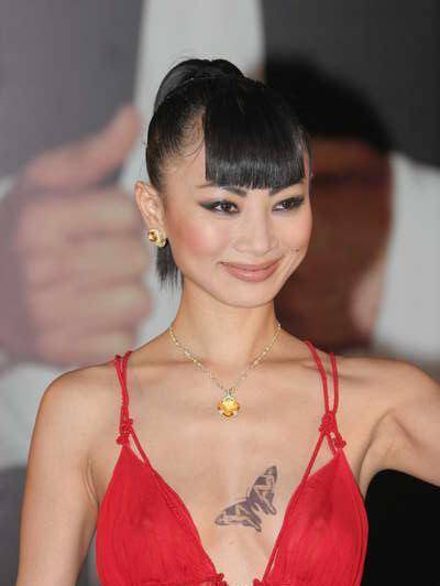 63岁白灵越老越会"作妖",紧致小脸性感着装,辣眼睛!
