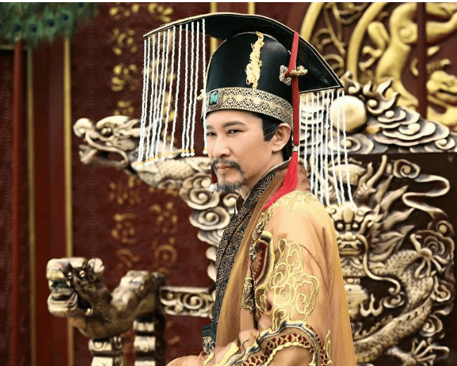 他当了26年太子,却一直瘫痪在床,父皇驾崩,他立马站起来登基