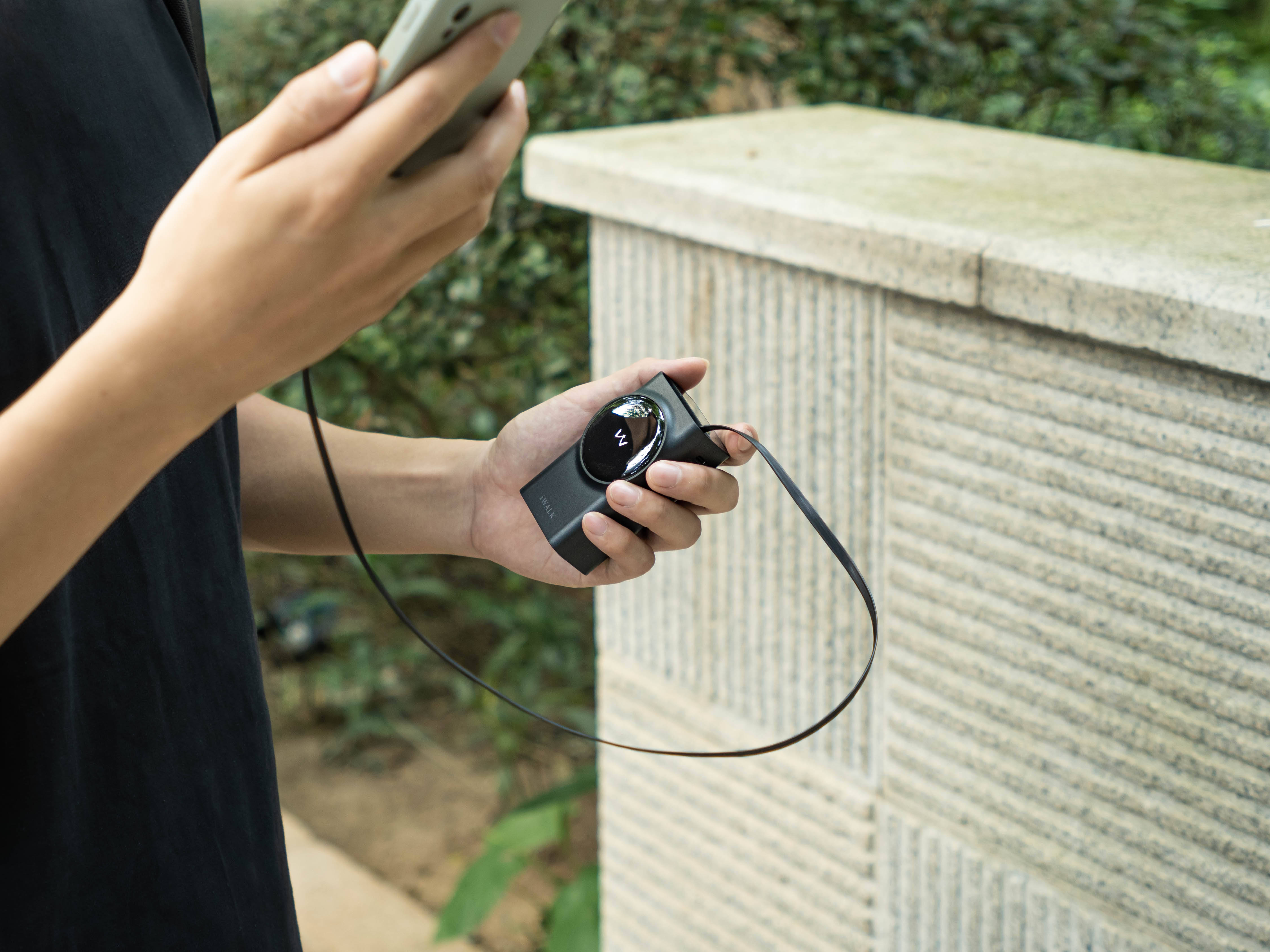 伸缩自如自带线，为背包腾出更多空间，iWALK 拉拉宝