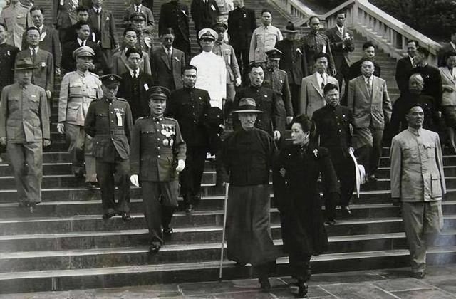 国军被追着打,美国少将骂蒋介石蠢,老蒋:和史迪威一样滚回美国_大维