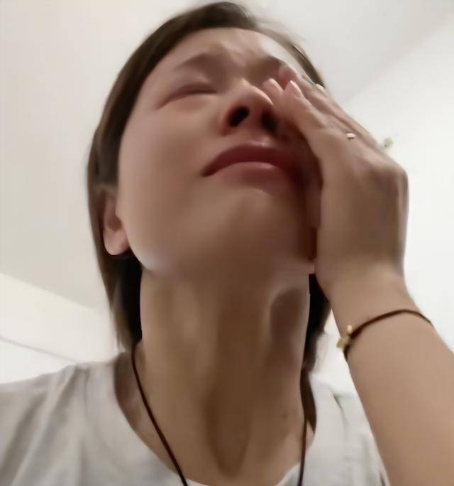 回顾:女子情绪崩溃痛哭,30岁的年纪一无所有,经历了失败的婚姻
