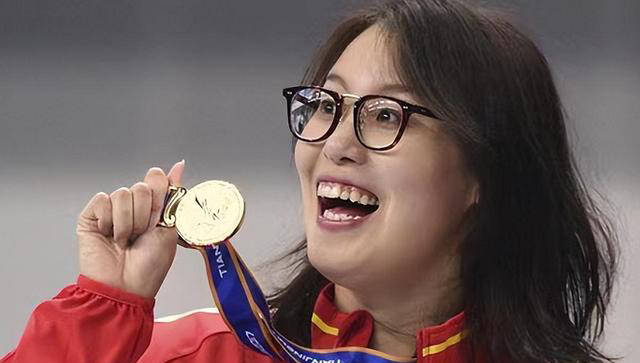 傅园慧晒奖牌回应网友质疑:游泳成就备受肯定_仰泳