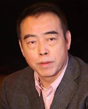 纪实洪晃43岁遇高中学历的丈夫,领养女儿当后妈,过得咋样?