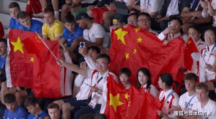 中国第2金！陈艺文昌雅妮夺跳水队首金，全红婵高举五星红旗庆祝-跳水运动员陈雨欣