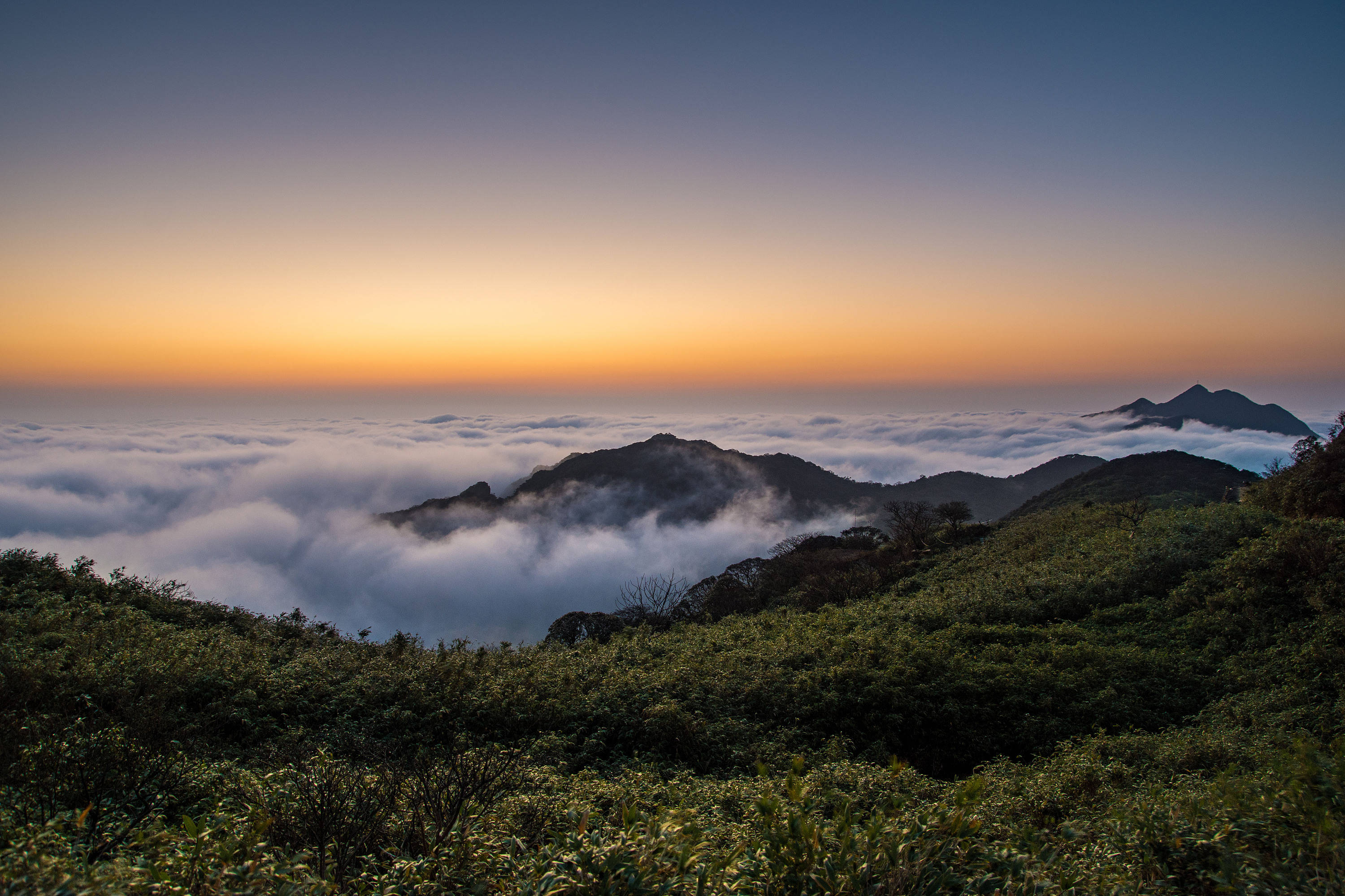 地处阳山县秤架镇的瑶族乡,第一峰以其原始森林,深谷幽邃,飞瀑连珠而