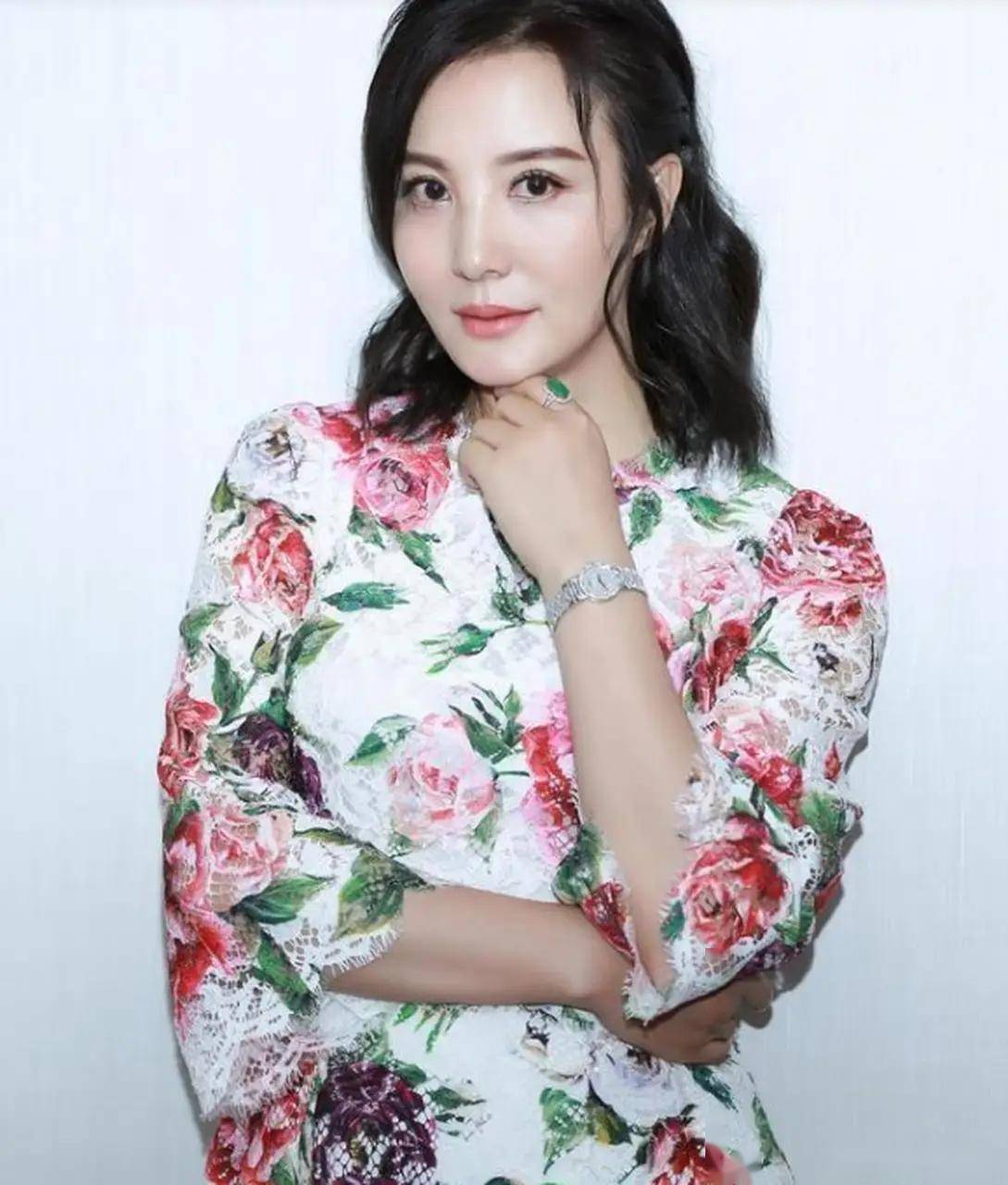 陶红55岁写真曝光,这谁顶得住她的迷人身姿?女神范儿尽显!