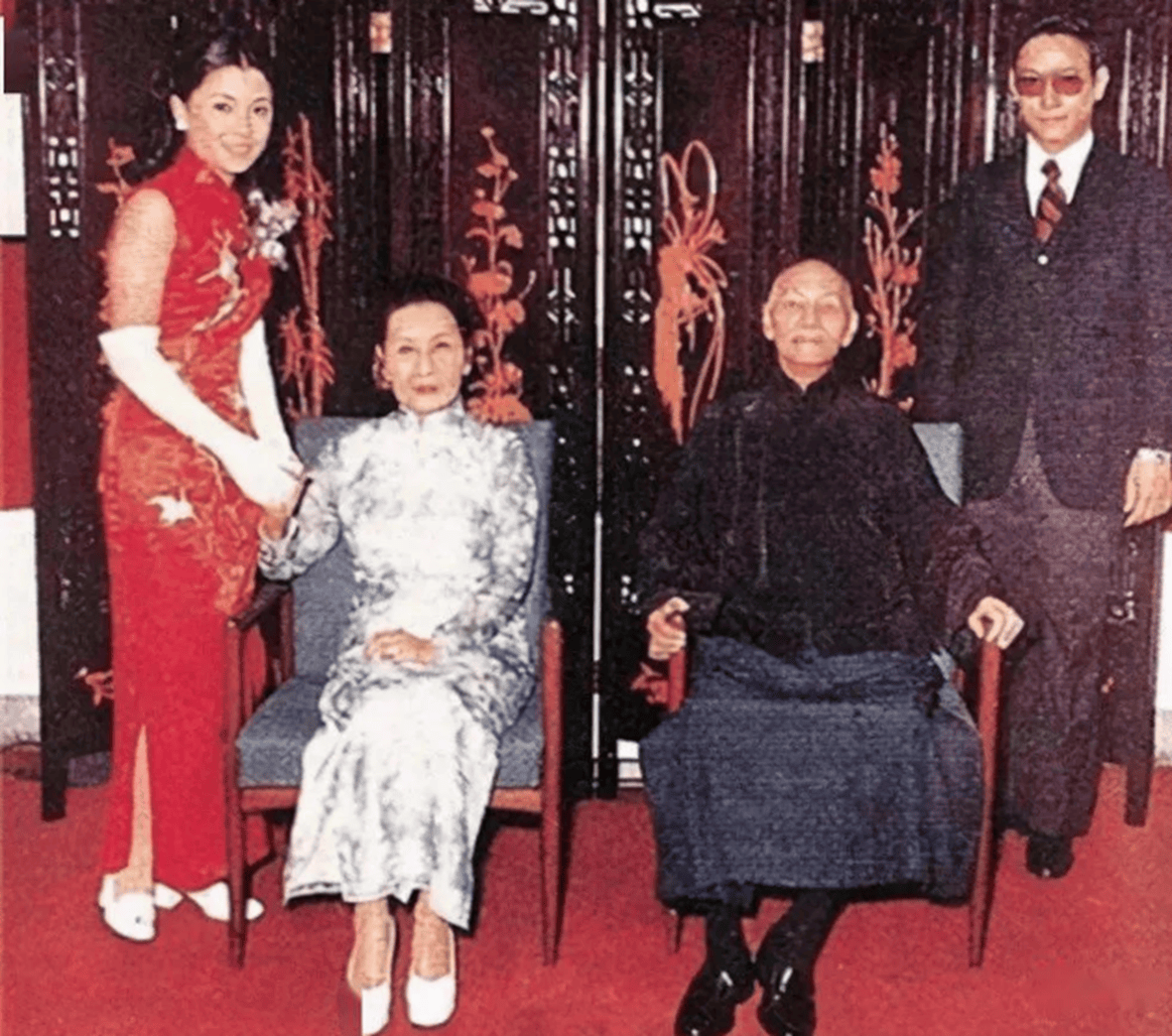 出席孙子婚礼,不能站立,双手被胶带固定在椅子上_宋美龄_蒋经国_精神