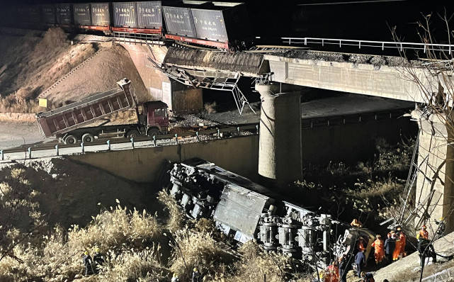 甘肃"火车头坠沟"致3死1伤:卡车司机被控制,车斗撞上铁道桥!