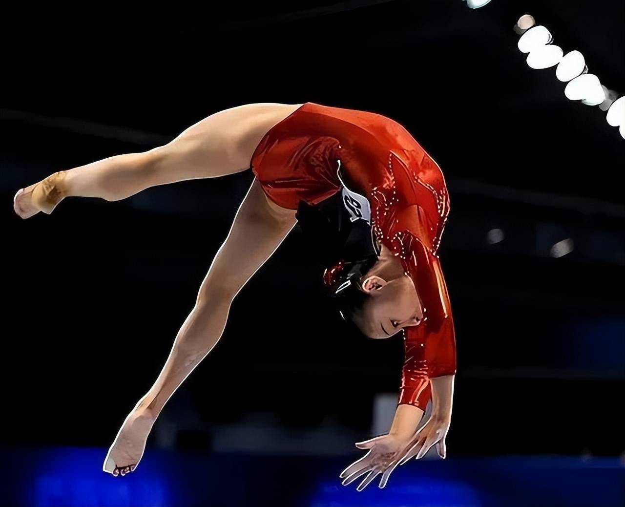 吴冰:体坛大败类,卷走44亿逃亡美国,高调炫富买别墅飞机