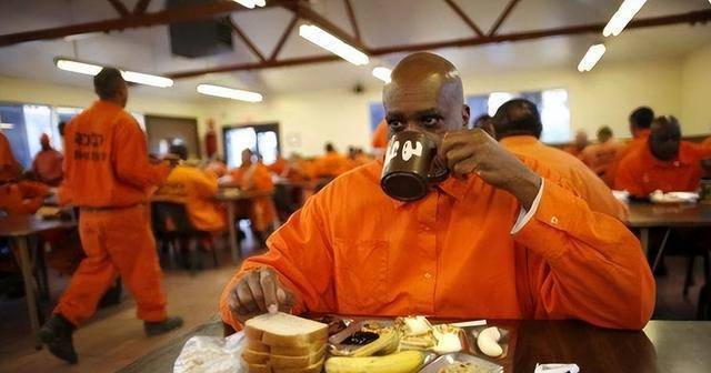 美国黑老大监狱生活:13名女狱警投怀送抱,给他生下5个儿女