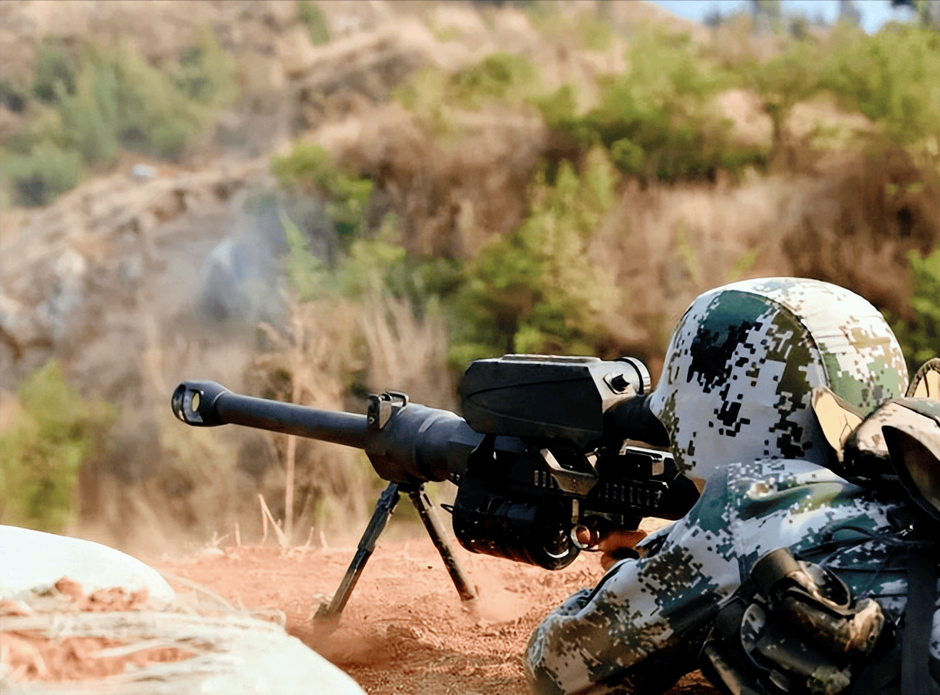 中国研制首款榴弹狙击枪,造型独特威力惊人,引西方国家重视