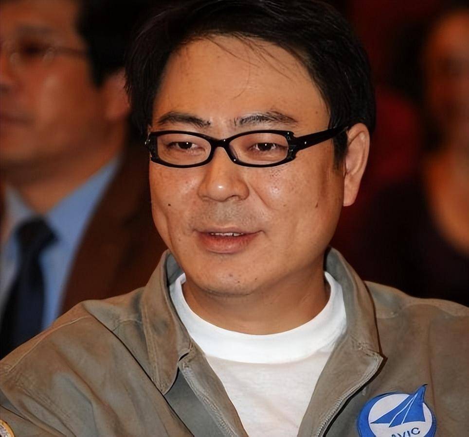 并且还配音:这个男的说吃完了生蚝就去睡你.