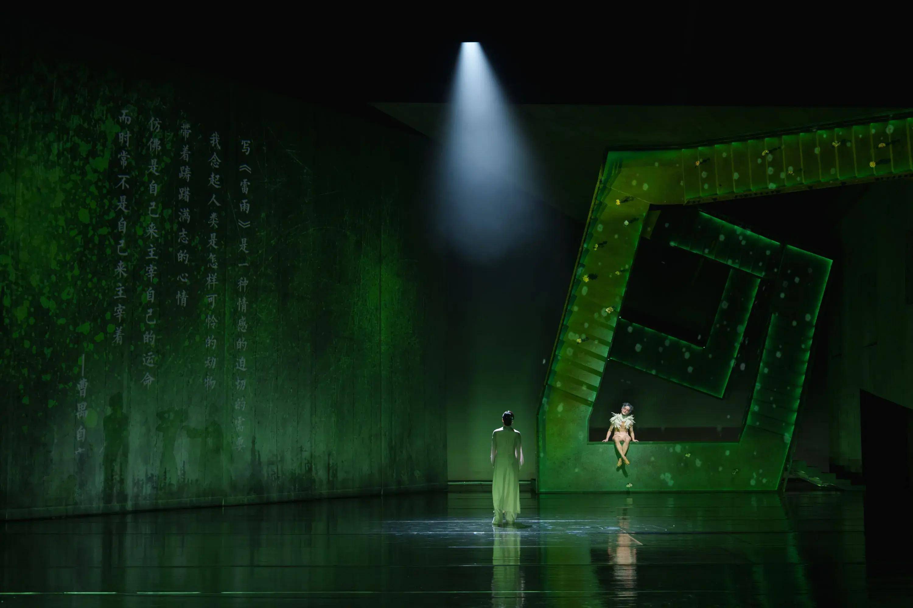 的一座巨型楼梯,垂直矗立于舞台,回廊般深邃的环形立面似漩涡,如深渊