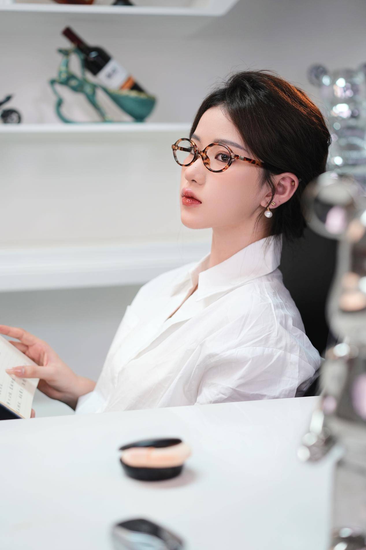 演员何一沫大胆突破,勇闯职场写真新领域