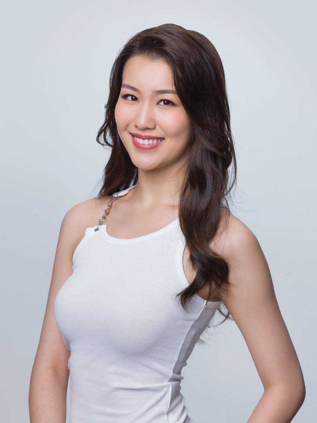 香港小姐15强官方照曝光!小背心造型清纯养眼,14号因刘亦菲入行