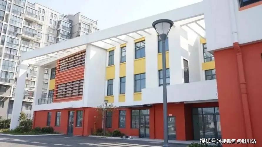 江帆小学及市二中北校区,沿华昌路往南开车5分钟即可到达常青藤