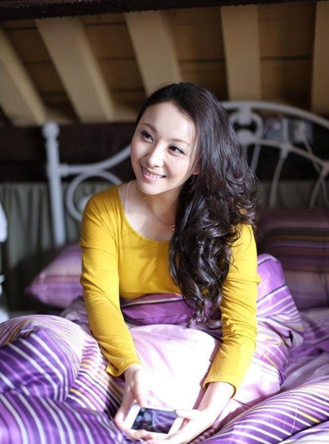 他们是明星夫妻,小8岁老婆转行做女强人,今41岁和女儿像姐妹_隋兰_徐