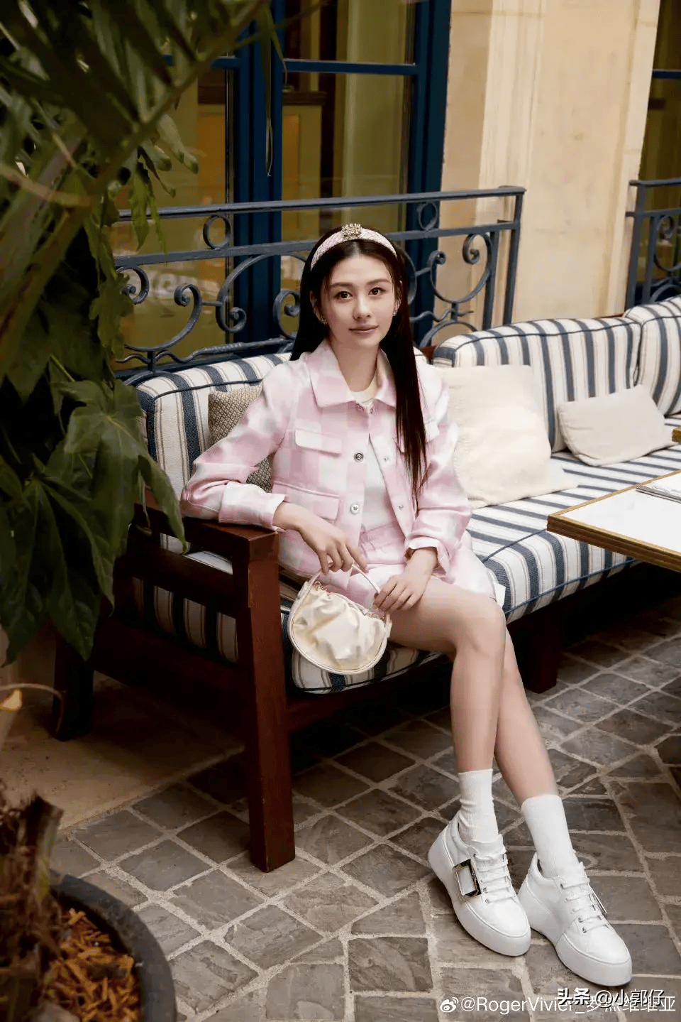 最美星二代邱淑贞女儿沈月,一袭粉色短裤套装,温婉甜美!