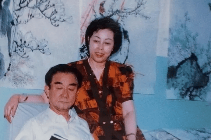 无法容忍这种不义,朱将军挺身而出,制止了小混混的行为,并确保摊主