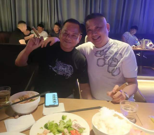 现场收"钱花"和六层蛋糕,近百人现身_老挝_澳门_因为