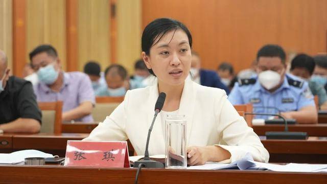 她是现任最年轻的美女县长,31岁提副处,34岁升正处级,今年36岁_张琪