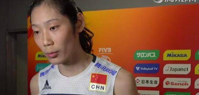 中国女排战胜美国队后,全体队员瘫坐在场地上,网友纷纷表示:女神们太