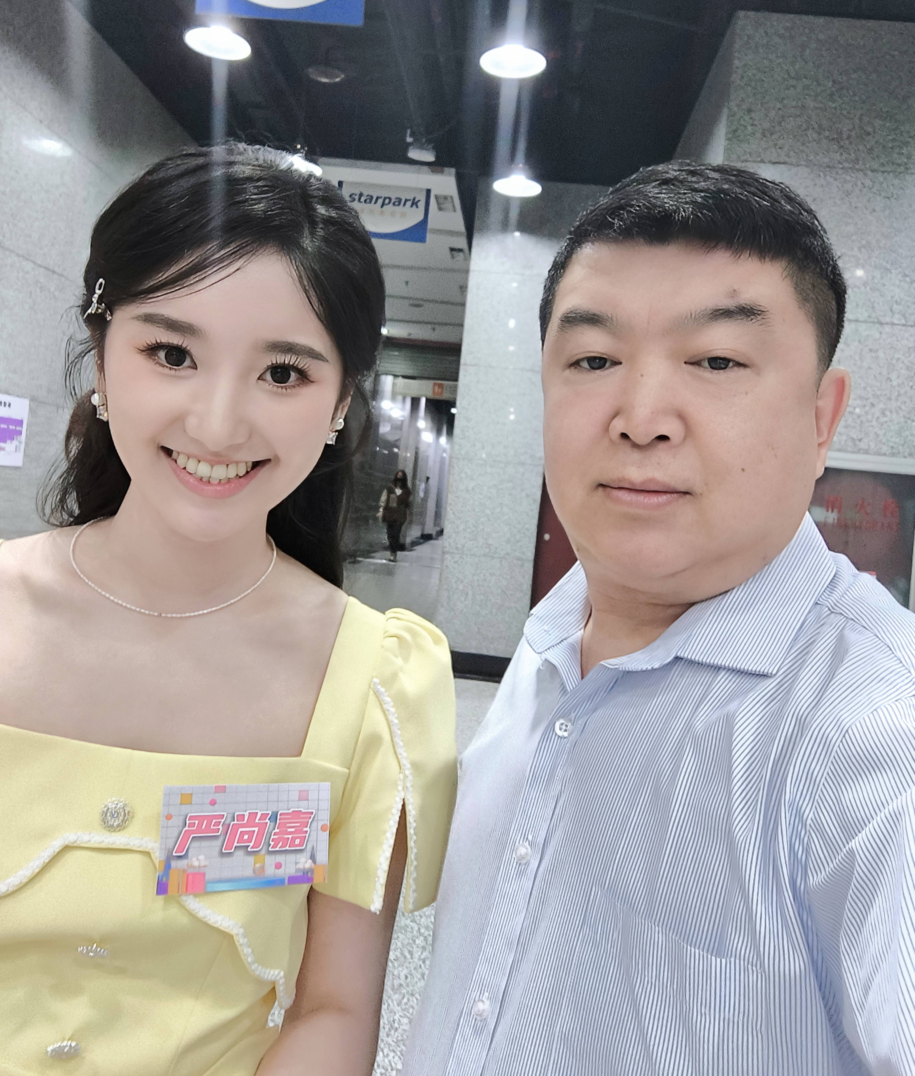 总制片人刘嘉有参加央视演播室录制节目与主持人合影留念