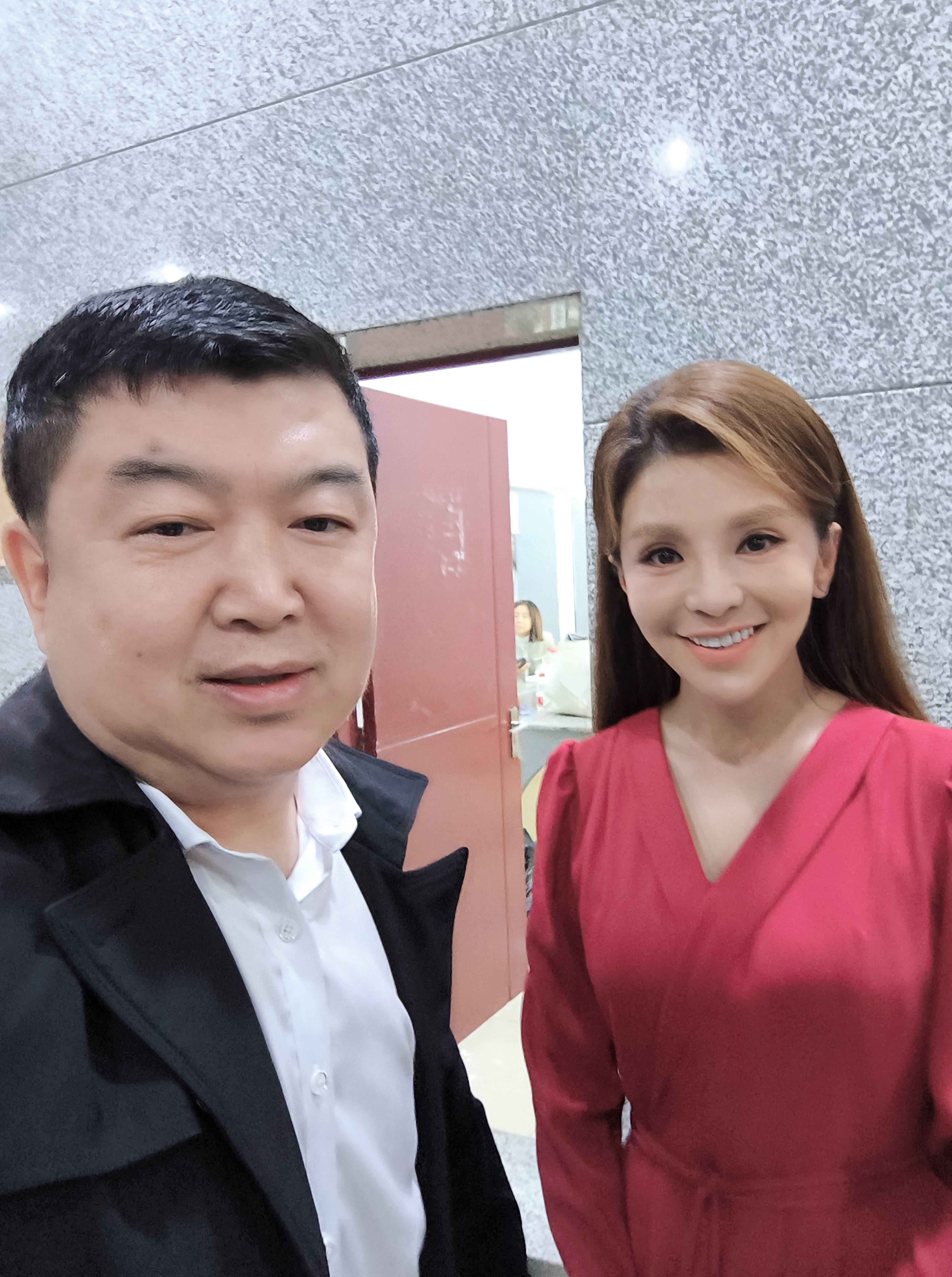 总制片人刘嘉有参加央视演播室录制节目与主持人合影留念