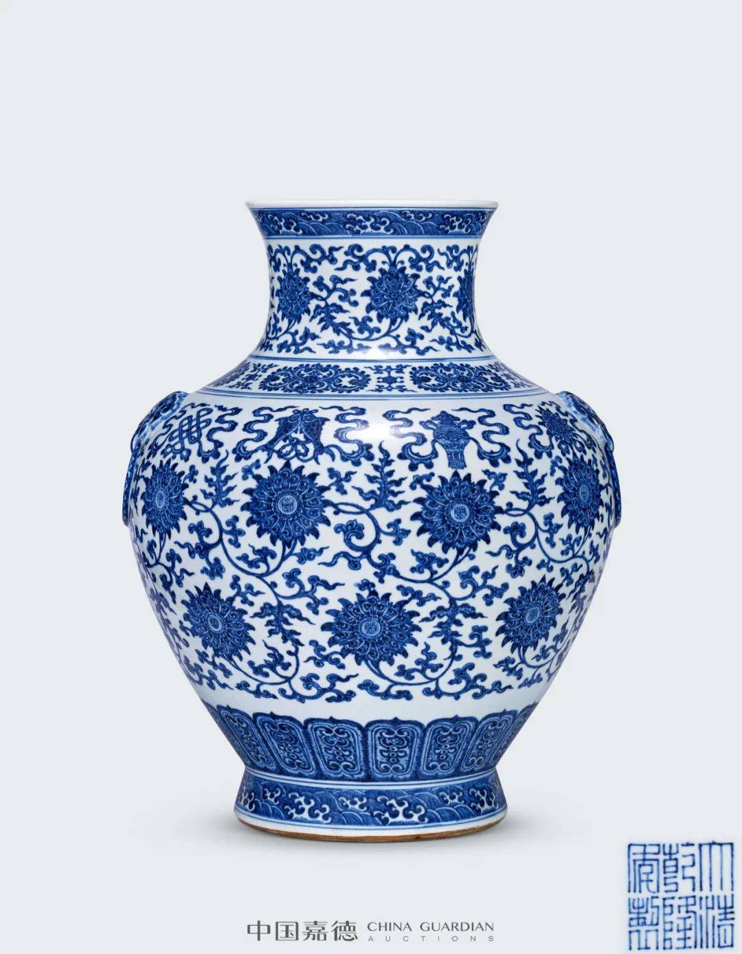 清乾隆市场价格参考:中国嘉德拍卖青花缠枝莲托八宝纹大铺首尊