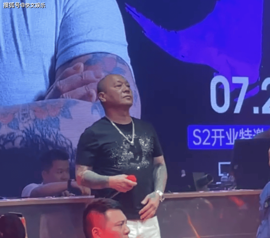 港星"大b哥"吴志雄现身湖南!70岁到夜店工作,出场费13万不贵