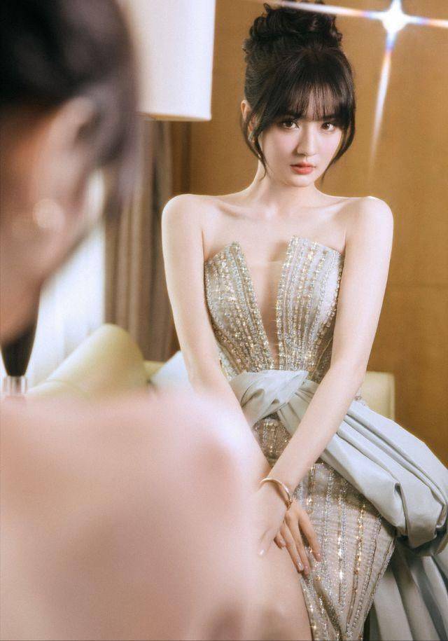 徐璐最新穿搭曝光!深v银色璀璨抹胸裙惊艳全场!