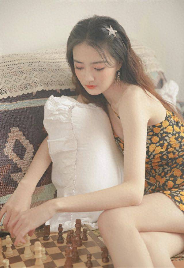 pb-徐璐:小清新吊带裙,嫩嫩的脚丫,美得让人心动!