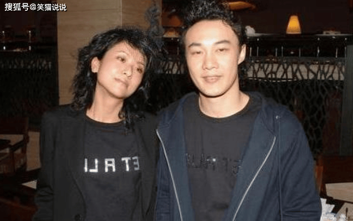 网友偶遇陈奕迅徐濠萦,夫妻俩穿情侣装逛街,两人状态很不错!