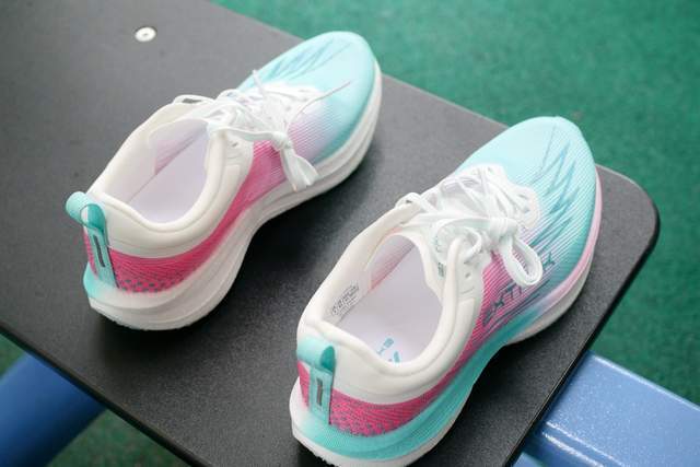 天越清风轻弹碳板跑鞋：解锁你的赛道新速度，多色任选，轻盈如飞