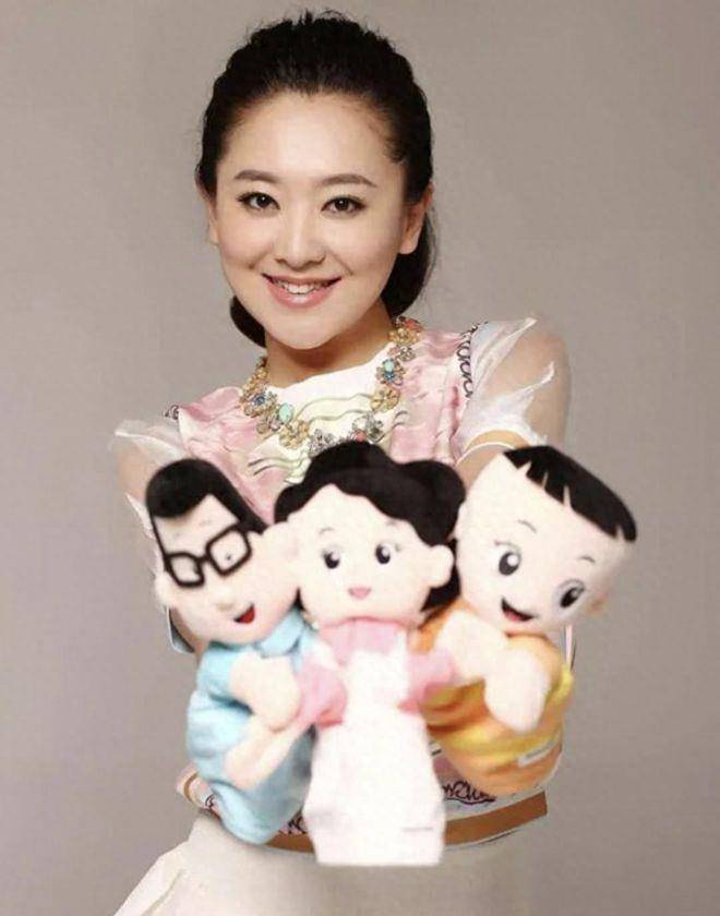 她是央视著名主持,低调嫁豪门,39岁生子,被宠的连被子都不用晒